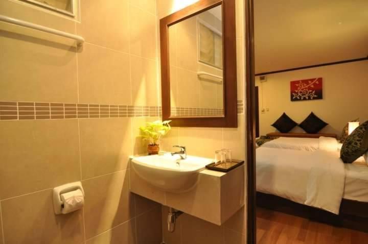Hemingway'S Hotel Patong Exterior photo